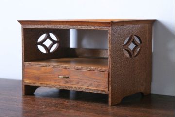 アンティーク雑貨　和製アンティーク　透かし彫りが上品な高級花台(小引き出し・飾り棚)