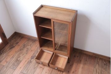 アンティーク家具　アンティーク　三方栗材の高級キャビネット