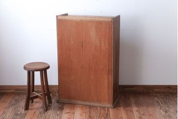 アンティーク家具　アンティーク　三方栗材の高級キャビネット