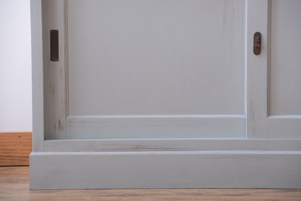 アンティーク家具　アンティークペイント　上品でおしゃれなカップボード(食器棚)