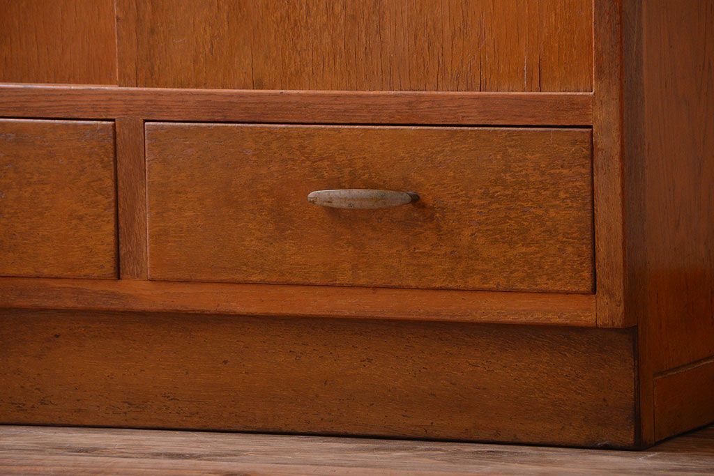 レトロ家具　和製アンティーク　背のたかいレトロな作業台付きカップボード(食器棚)