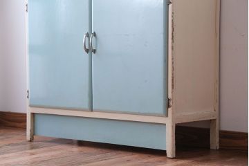 ヴィンテージ家具　 イギリスビンテージ　レトロでかわいいキッチンキャビネット(サイドボード)