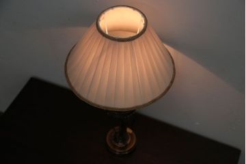 中古　ヤマギワ(yamagiwa)　シックなテーブルスタンド