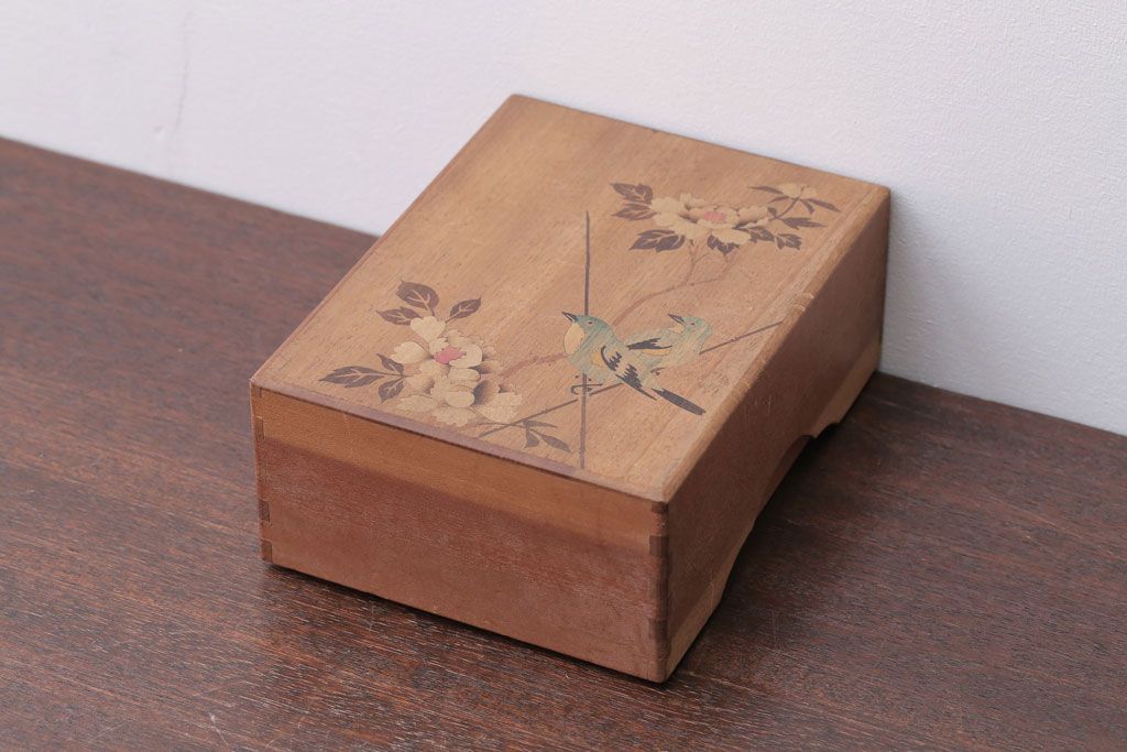 アンティーク雑貨　大正〜昭和初期　牡丹に鶯の図・可愛らしい木箱(小箱)