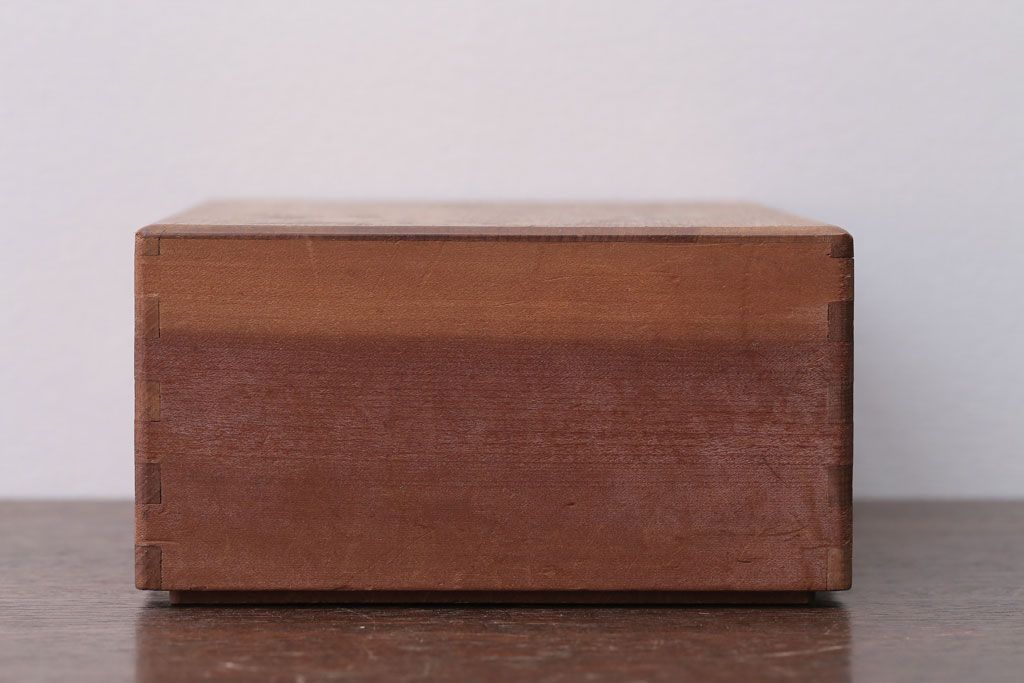 アンティーク雑貨　大正〜昭和初期　牡丹に鶯の図・可愛らしい木箱(小箱)