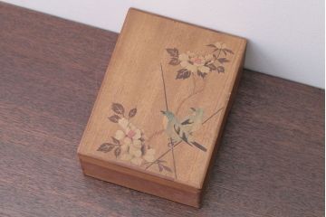 アンティーク雑貨　大正〜昭和初期　牡丹に鶯の図・可愛らしい木箱(小箱)
