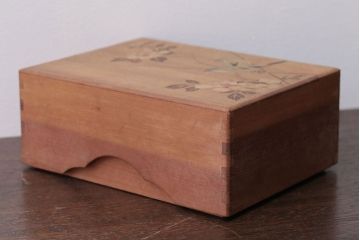 アンティーク雑貨　大正〜昭和初期　牡丹に鶯の図・可愛らしい木箱(小箱)