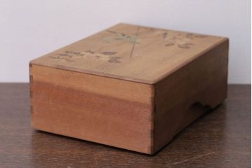 アンティーク雑貨　大正〜昭和初期　牡丹に鶯の図・可愛らしい木箱(小箱)