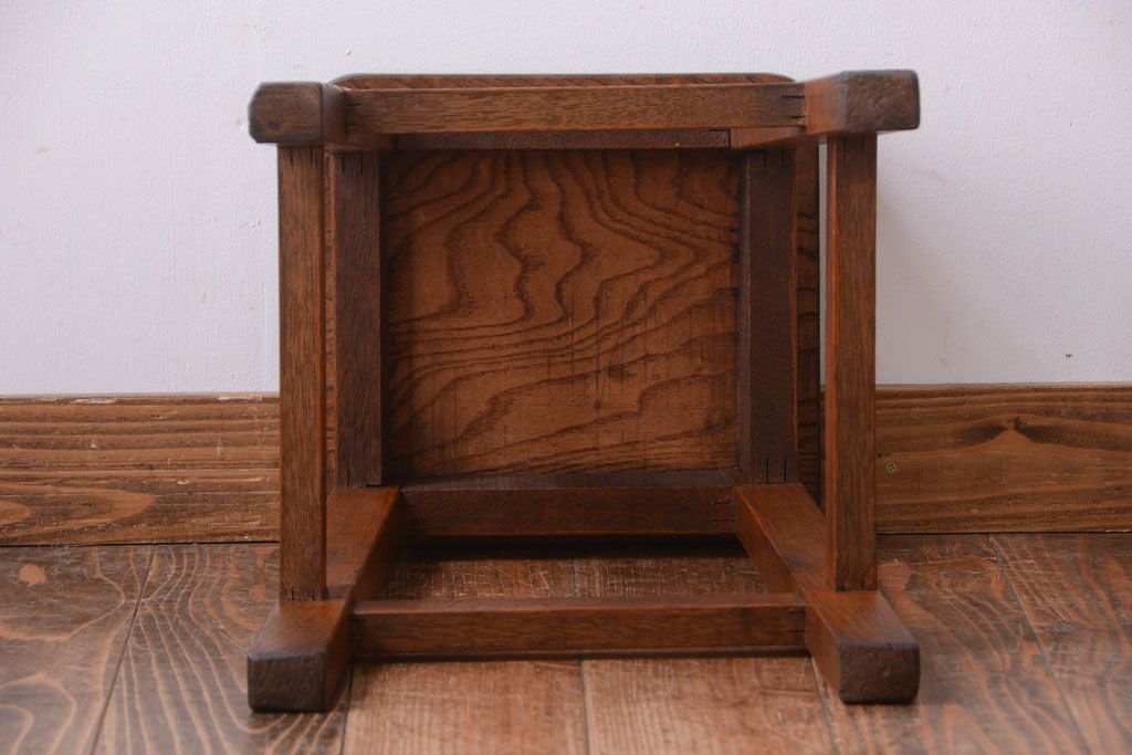 レトロ家具　昭和レトロ　古い木のシンプルな角スツール