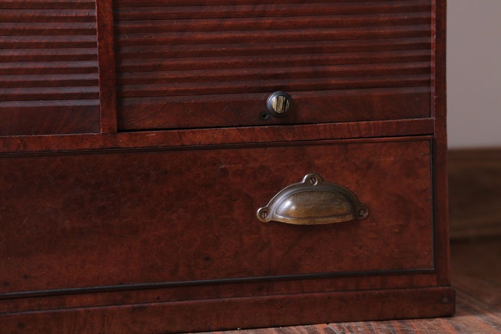 アンティーク家具　アンティーク　木製の蛇腹シャッター付小引き出し