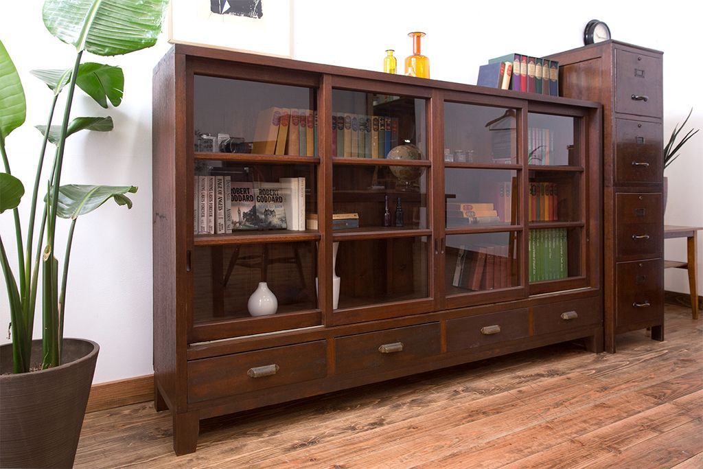 アンティーク家具　アンティーク　4枚引き戸付き!厚みのある木製の脚付き横型収納戸棚