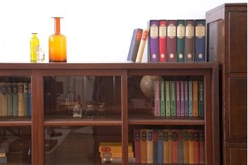 アンティーク家具　アンティーク　4枚引き戸付き!厚みのある木製の脚付き横型収納戸棚