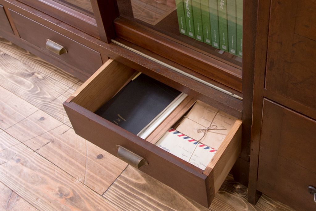 アンティーク家具　アンティーク　4枚引き戸付き!厚みのある木製の脚付き横型収納戸棚