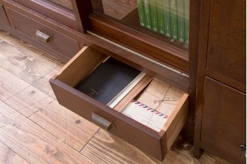 アンティーク家具　アンティーク　4枚引き戸付き!厚みのある木製の脚付き横型収納戸棚