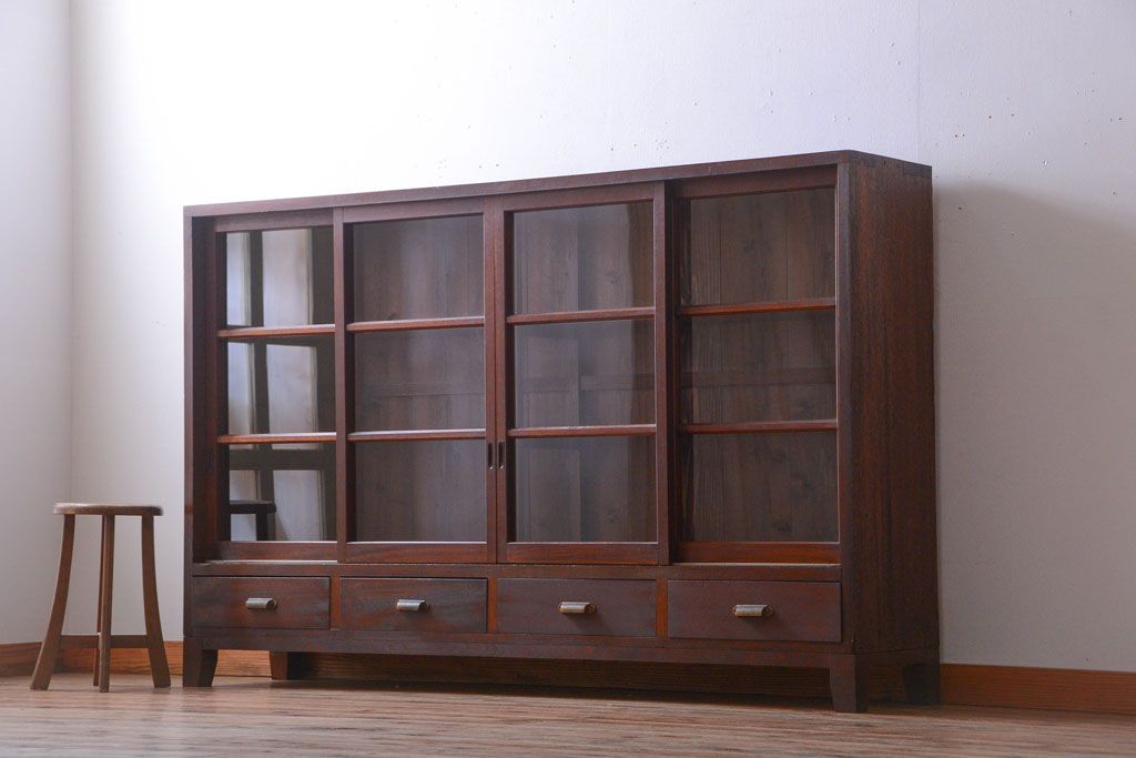 アンティーク家具　アンティーク　4枚引き戸付き!厚みのある木製の脚付き横型収納戸棚