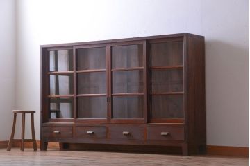 アンティーク家具　アンティーク　4枚引き戸付き!厚みのある木製の脚付き横型収納戸棚