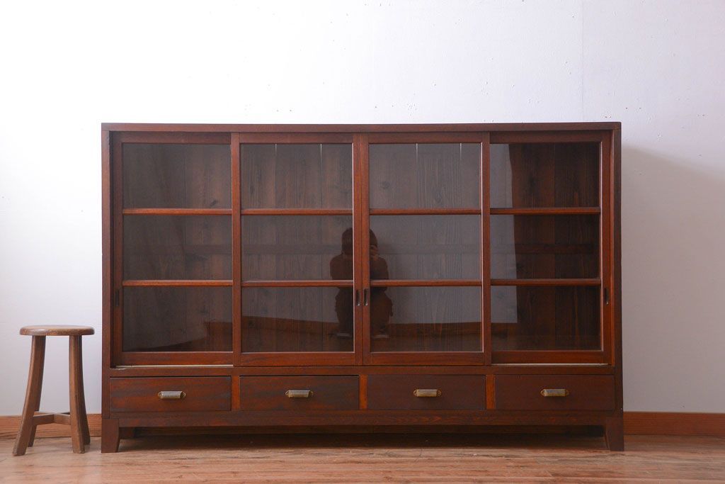 アンティーク家具　アンティーク　4枚引き戸付き!厚みのある木製の脚付き横型収納戸棚