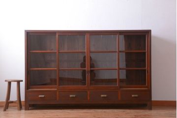 アンティーク家具　アンティーク　4枚引き戸付き!厚みのある木製の脚付き横型収納戸棚