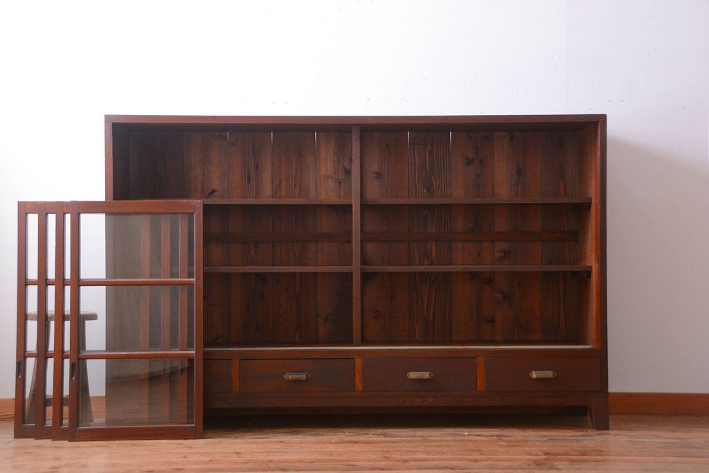 アンティーク家具　アンティーク　4枚引き戸付き!厚みのある木製の脚付き横型収納戸棚