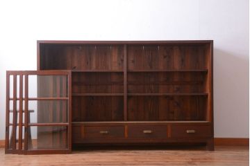 アンティーク家具　アンティーク　4枚引き戸付き!厚みのある木製の脚付き横型収納戸棚