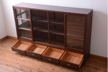 アンティーク家具　アンティーク　4枚引き戸付き!厚みのある木製の脚付き横型収納戸棚