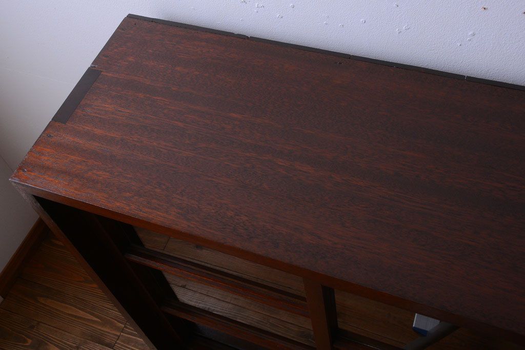 アンティーク家具　アンティーク　4枚引き戸付き!厚みのある木製の脚付き横型収納戸棚