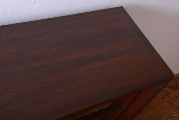 アンティーク家具　アンティーク　4枚引き戸付き!厚みのある木製の脚付き横型収納戸棚