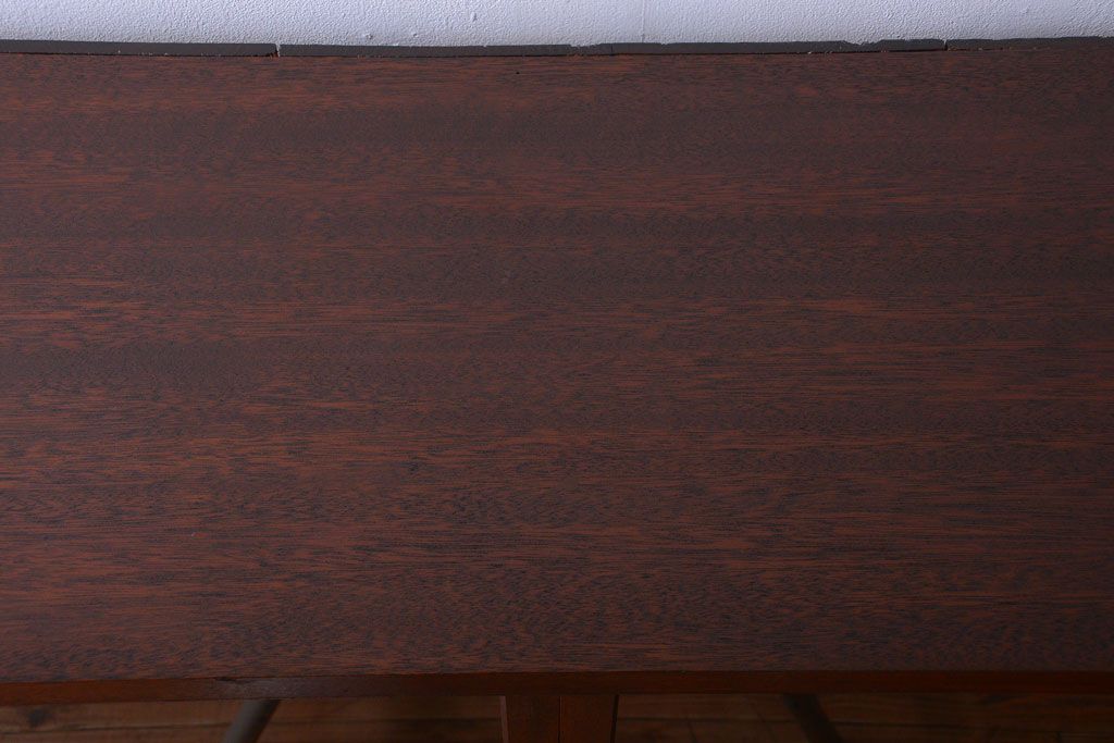 アンティーク家具　アンティーク　4枚引き戸付き!厚みのある木製の脚付き横型収納戸棚