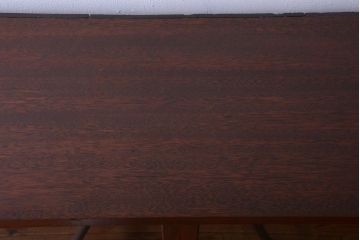 アンティーク家具　アンティーク　4枚引き戸付き!厚みのある木製の脚付き横型収納戸棚