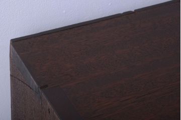 アンティーク家具　アンティーク　4枚引き戸付き!厚みのある木製の脚付き横型収納戸棚