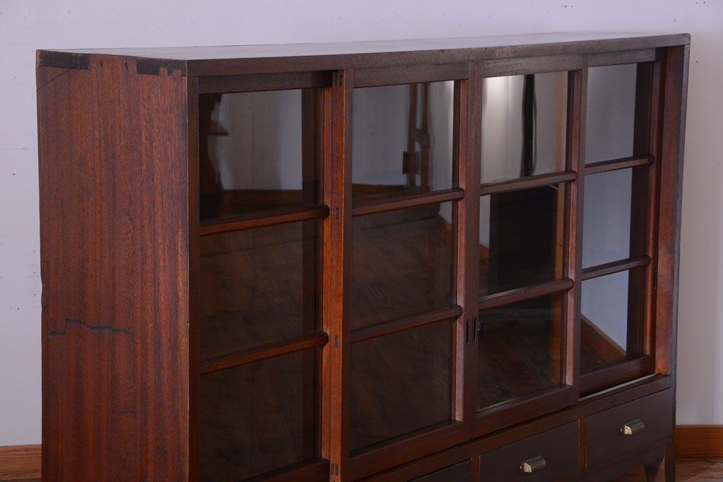 アンティーク家具　アンティーク　4枚引き戸付き!厚みのある木製の脚付き横型収納戸棚