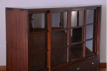 アンティーク家具　アンティーク　4枚引き戸付き!厚みのある木製の脚付き横型収納戸棚