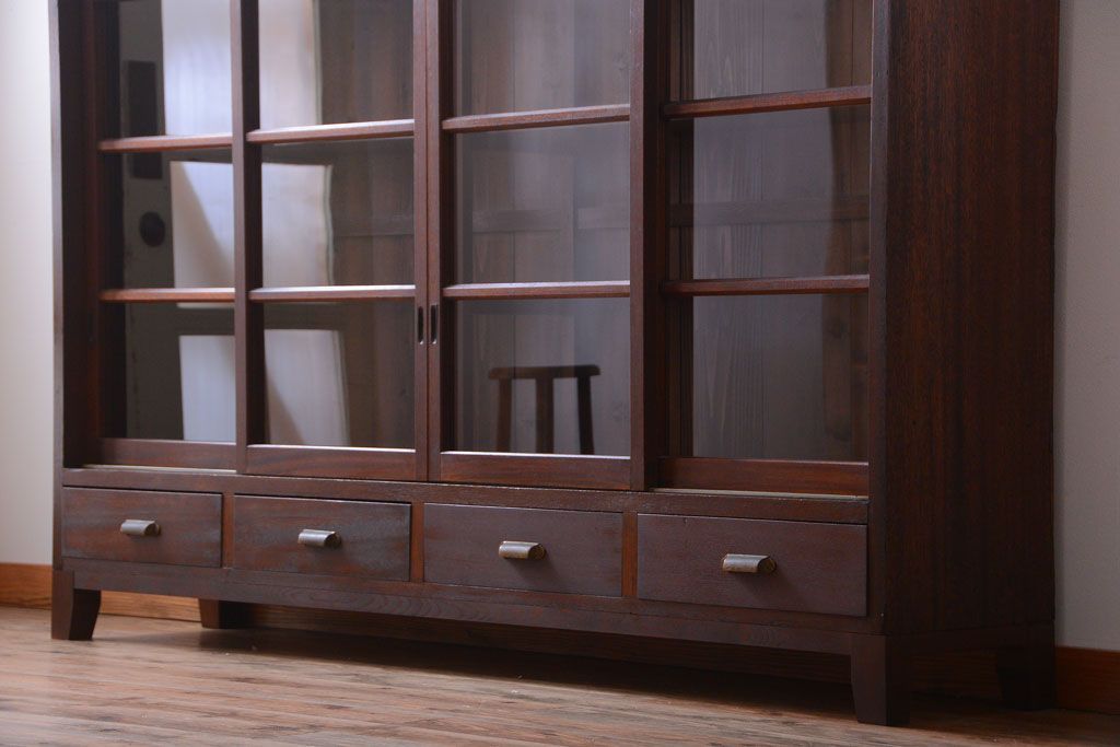 アンティーク家具　アンティーク　4枚引き戸付き!厚みのある木製の脚付き横型収納戸棚