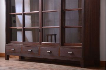 アンティーク家具　アンティーク　4枚引き戸付き!厚みのある木製の脚付き横型収納戸棚