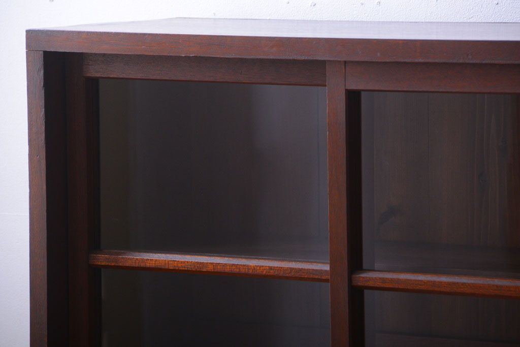 アンティーク家具　アンティーク　4枚引き戸付き!厚みのある木製の脚付き横型収納戸棚