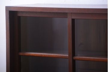 アンティーク家具　アンティーク　4枚引き戸付き!厚みのある木製の脚付き横型収納戸棚