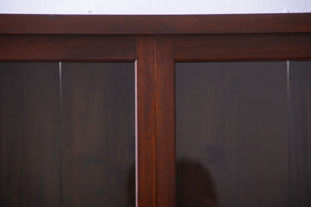 アンティーク家具　アンティーク　4枚引き戸付き!厚みのある木製の脚付き横型収納戸棚