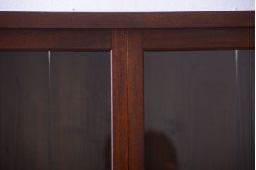 アンティーク家具　アンティーク　4枚引き戸付き!厚みのある木製の脚付き横型収納戸棚