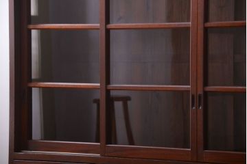 アンティーク家具　アンティーク　4枚引き戸付き!厚みのある木製の脚付き横型収納戸棚