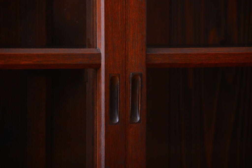 アンティーク家具　アンティーク　4枚引き戸付き!厚みのある木製の脚付き横型収納戸棚