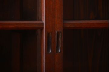 アンティーク家具　アンティーク　4枚引き戸付き!厚みのある木製の脚付き横型収納戸棚