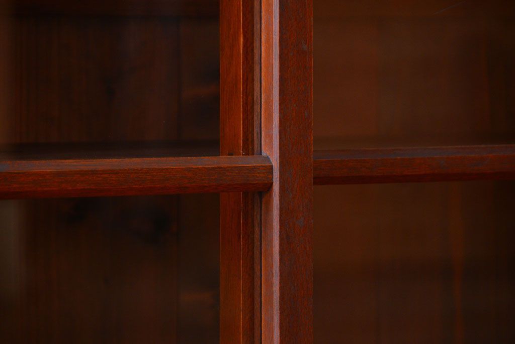 アンティーク家具　アンティーク　4枚引き戸付き!厚みのある木製の脚付き横型収納戸棚