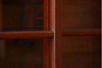 アンティーク家具　アンティーク　4枚引き戸付き!厚みのある木製の脚付き横型収納戸棚