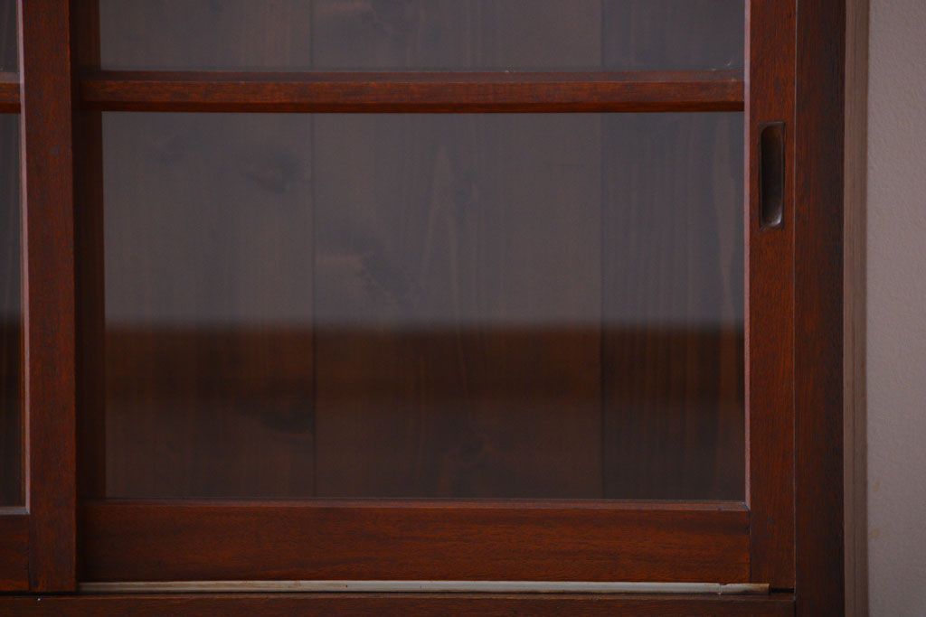 アンティーク家具　アンティーク　4枚引き戸付き!厚みのある木製の脚付き横型収納戸棚