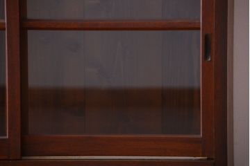 アンティーク家具　アンティーク　4枚引き戸付き!厚みのある木製の脚付き横型収納戸棚