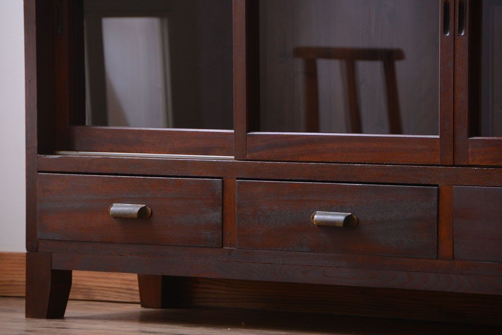 アンティーク家具　アンティーク　4枚引き戸付き!厚みのある木製の脚付き横型収納戸棚