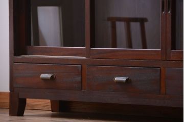 アンティーク家具　アンティーク　4枚引き戸付き!厚みのある木製の脚付き横型収納戸棚