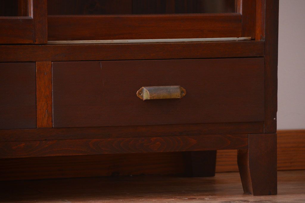 アンティーク家具　アンティーク　4枚引き戸付き!厚みのある木製の脚付き横型収納戸棚