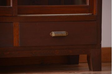 アンティーク家具　アンティーク　4枚引き戸付き!厚みのある木製の脚付き横型収納戸棚