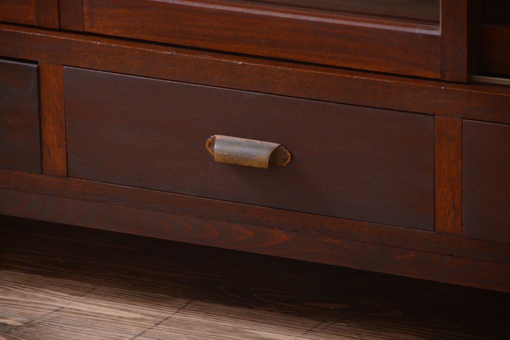 アンティーク家具　アンティーク　4枚引き戸付き!厚みのある木製の脚付き横型収納戸棚